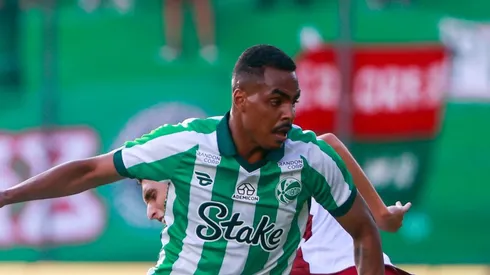 Caíque durante partida do Juventude.