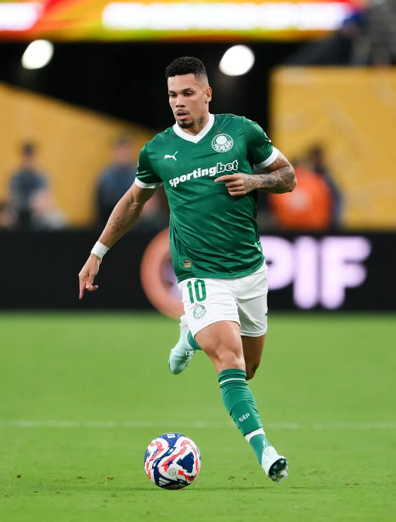 EAST RUTHERFORD, NEW JERSEY – JUNE 15: Paulinho of SE Palmeiras looks on during the FIFA Club World Cup 2025 group A match between SE Palmeiras and FC Porto at MetLife Stadium on June 15, 2025 in East Rutherford, New Jersey. (Photo by David Ramos/Getty Images)