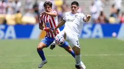 PASADENA, CALIFORNIA - JUNE 23: Jefferson Savarino #10 of Botafogo controls the ball as Giuliano Simeone #22 of Atletico De Madrid pressures during the FIFA Club World Cup 2025 group B match between Club Atletico de Madrid and Botafogo FR at Rose Bowl Stadium on June 23, 2025 in Pasadena, California. (Photo by Stu Forster/Getty Images)
