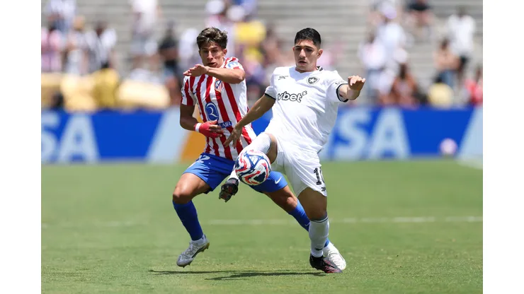 PASADENA, CALIFORNIA - JUNE 23: Jefferson Savarino #10 of Botafogo controls the ball as Giuliano Simeone #22 of Atletico De Madrid pressures during the FIFA Club World Cup 2025 group B match between Club Atletico de Madrid and Botafogo FR at Rose Bowl Stadium on June 23, 2025 in Pasadena, California. (Photo by Stu Forster/Getty Images)