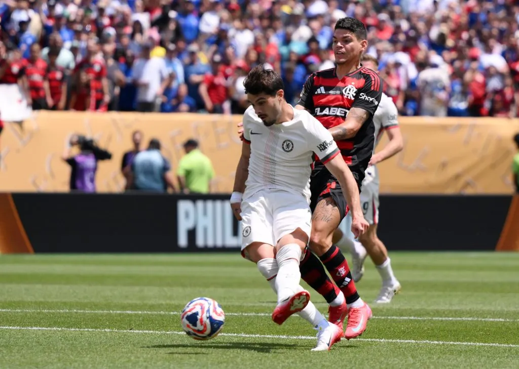 PHILADELPHIA, PENNSYLVANIA – JUNE 20: Pedro Neto #7 of Chelsea FC scores his team’s first goal while challenged by Ayrton Lucas #6 of CR Flamengo during the FIFA Club World Cup 2025 group D match between CR Flamengo and Chelsea FC at Lincoln Financial Field on June 20, 2025 in Philadelphia, Pennsylvania. (Photo by David Ramos/Getty Images)