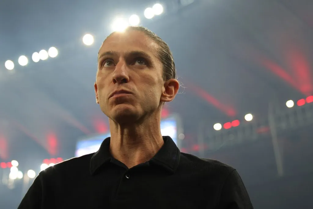 RIO DE JANEIRO, BRAZIL – MAY 15: Head Coach Filipe Luis of Flamengo looks on prior to the Copa CONMEBOL Libertadores 2025 Group C match between Flamengo and LDU Quito at Maracana Stadium on May 15, 2025 in Rio de Janeiro, Brazil. (Photo by Wagner Meier/Getty Images)