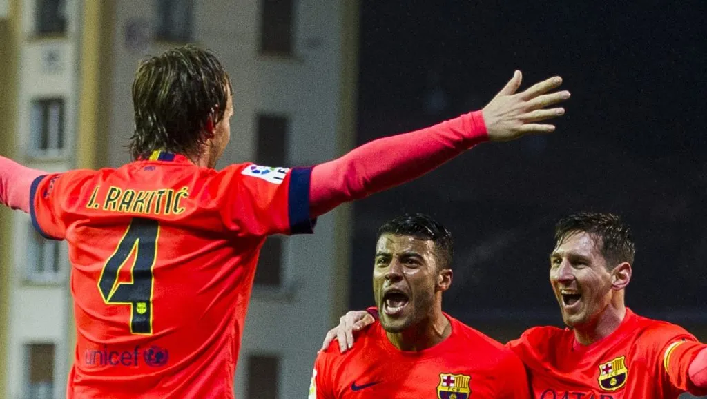 Foto: Juan Manuel Serrano Arce/Getty Images – Rafinha Alcântara comemorando gol ao lado de Messi no Barça.