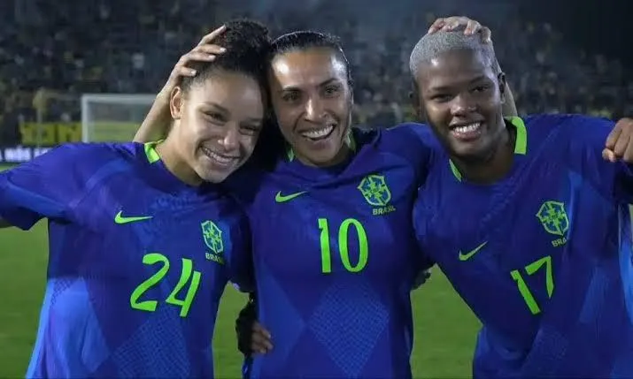 Dudinha, Marta e Jhonson em amistoso contra o Japão. Foto: Staff Images/CBF
