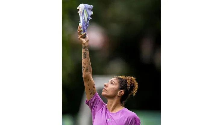 Jogadora Cristiane, durante campanha da chuteira Adidas F50 Sparkfusion para futebol feminino. Foto: Adidas/Divulgação