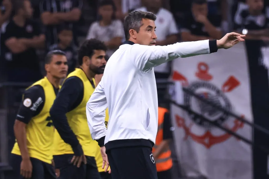 SP – SAO PAULO – 22/09/2023 – BRASILEIRO A 2023, CORINTHIANS X BOTAFOGO – Bruno Lage tecnico do Botafogo durante partida contra o Corinthians no estadio Arena Corinthians pelo campeonato Brasileiro A 2023. Foto: Marcello Zambrana/AGIF
