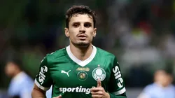 Meio-campista durante partida pelo Alviverde