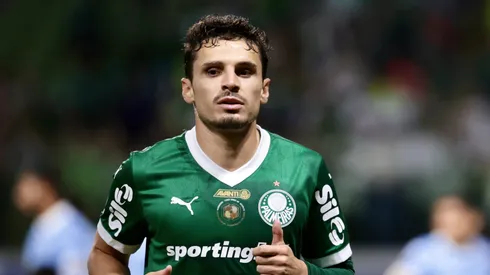 Meio-campista durante partida pelo Alviverde