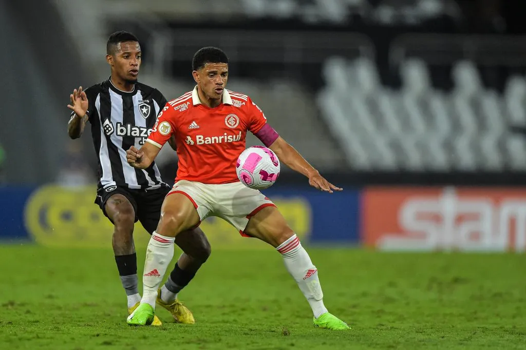 RJ – Rio de Janeiro – 16/10/2022 – BRASILEIRO A 2022, BOTAFOGO X INTERNACIONAL – Tche Tche jogador do Botafogo disputa lance com Taison jogador do Internacional durante partida no estadio Engenhao pelo campeonato Brasileiro A 2022. Foto: Thiago Ribeiro/AGIF