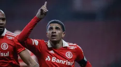 Taison jogador do Internacional comemora seu gol durante partida contra o Coritiba no estadio Beira-Rio pelo campeonato Brasileiro A 2022. Foto: Maxi Franzoi/AGIF