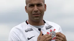 Emerson Sheik posa para fotos durante sua apresentação oficial no Corinthians - Foto: Daniel Vorley/AGIF