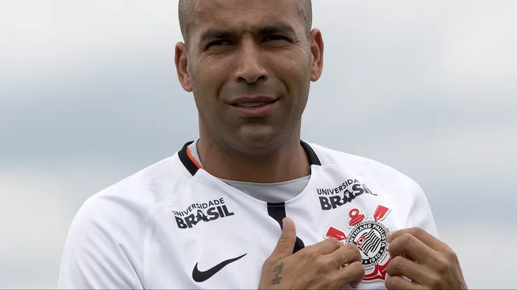 Emerson Sheik posa para fotos durante sua apresentação oficial no Corinthians - Foto: Daniel Vorley/AGIF