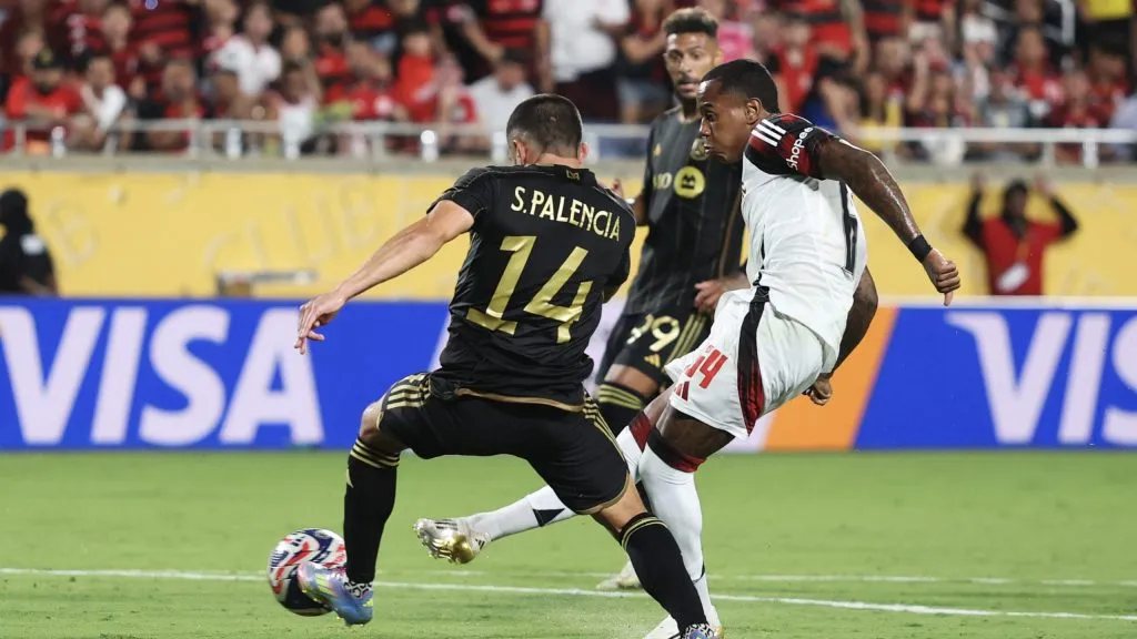 Wallace Yan marca o gol do Flamengo em empate em 1 a 1 com o Los Angeles FC pelo Mundial de Clubes.