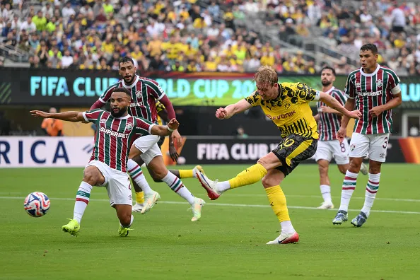 Samuel Xavier do Fluminense disputa lance contra Julian Brandt do Borussia Dortmund, no MetLife Stadium em Nova Jersey. Foto David Ramos/Getty Images