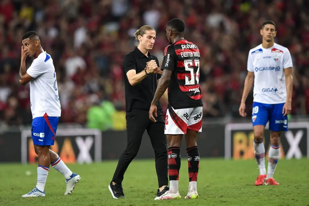 Filipe Luis e Evertton Araujo tecnico e Jogador do Flamengo comemoram vitoria ao final da partida contra o Fortaleza no estadio Maracana pelo campeonato Brasileiro A 2025. Foto: Thiago Ribeiro/AGIF