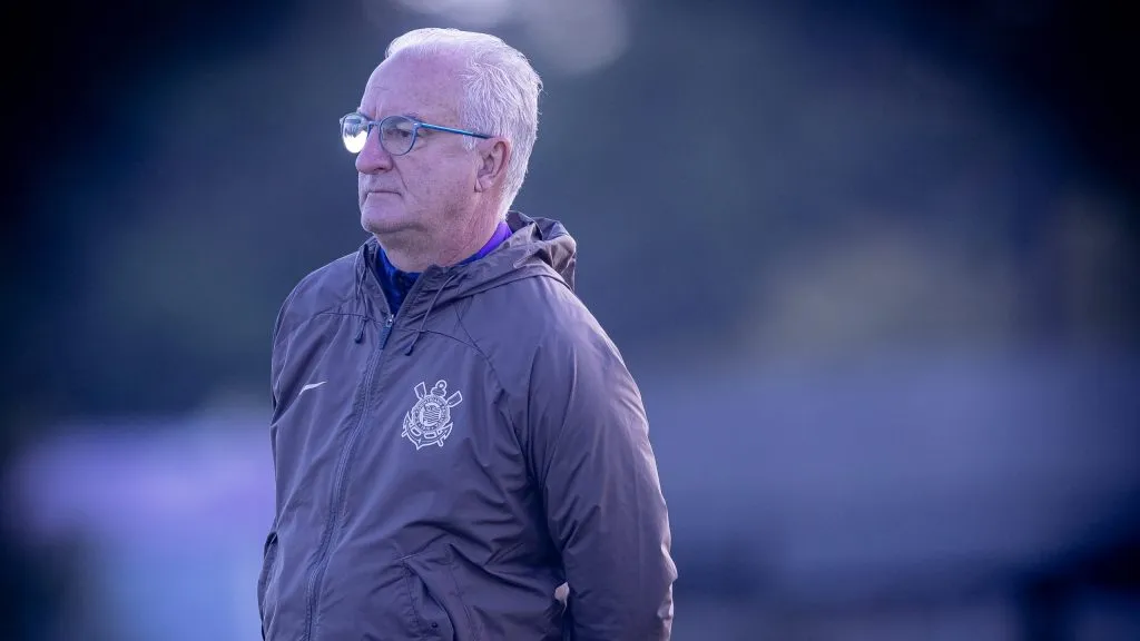 Dorival treina o Timão enquanto a diretoria resolve situações nos bastidores – Foto: Agência Corinthians