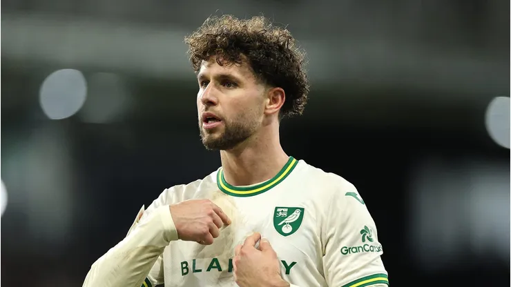 Emiliano em ação contra o Luton Town FC