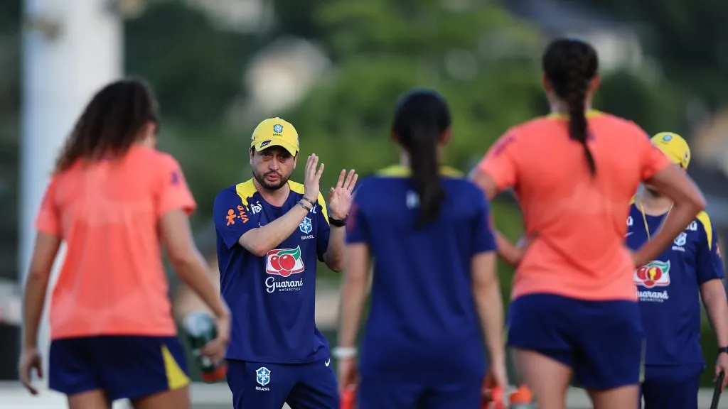 Arthur Elias em treinamento da Seleção Feminina