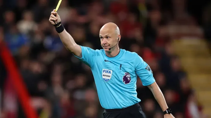 Anthony Taylor mostra cartão amarelo durante partida da Premier League - AMA/Getty Images