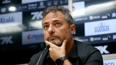 Alexandre Mattos durante apresentação na Vila Belmiro