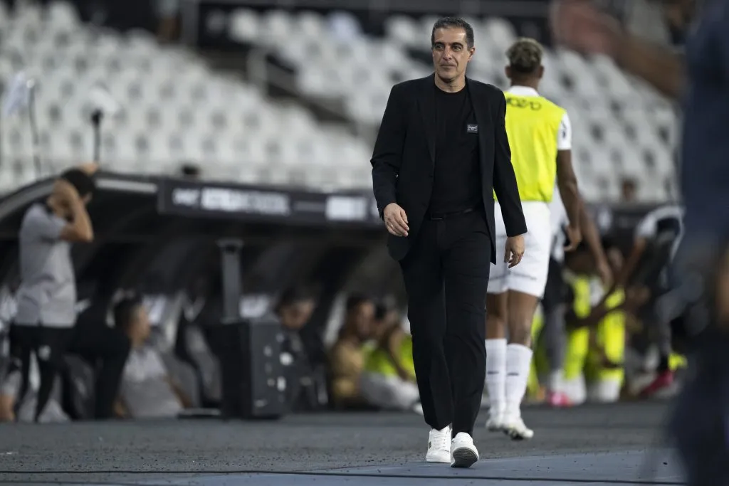 RJ – RIO DE JANEIRO – 04/06/2025 – BRASILEIRO A 2025, BOTAFOGO X CEARA – Renato Paiva tecnico do Botafogo durante partida contra o Ceara no estadio Engenhao pelo campeonato Brasileiro A 2025. Foto: Jorge Rodrigues/AGIF