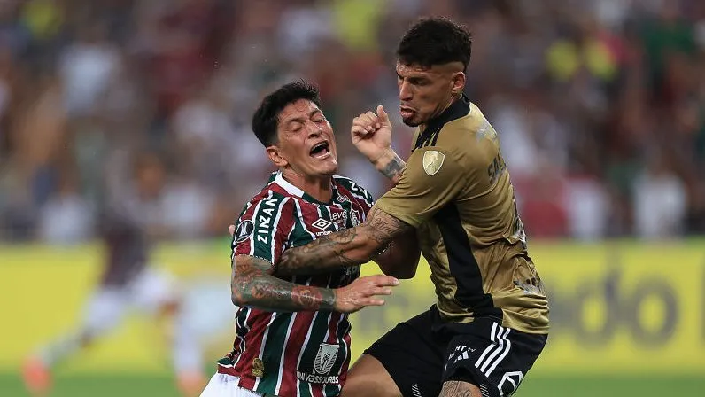 Zagueiro Alan Saldivia contra o Fluminense. Foto: Buda Mendes/Getty Images