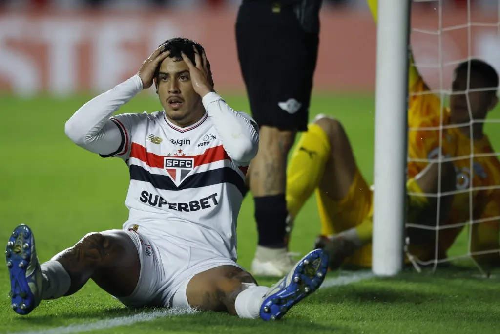SAO PAULO, BRAZIL – MAY 14: Alan Franco of Sao Paulo reacts during the Copa CONMEBOL Libertadores 2025 Group D match between Sao Paulo and Libertad at MorumBIS on May 14, 2025 in Sao Paulo, Brazil.  (Photo by Miguel Schincariol/Getty Images)