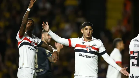 CRICIUMA, BRAZIL - OCTOBER 26: Alan Franco of Sao Paulo gestures during the match between Criciuma and Sao Paulo as part of Brasileirao 2024 at Heriberto Hulse Stadium on October 26, 2024 in Criciuma, Brazil. (Photo by Pedro H. Tesch/Getty Images)