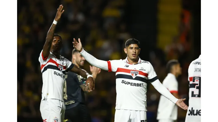 CRICIUMA, BRAZIL - OCTOBER 26: Alan Franco of Sao Paulo gestures during the match between Criciuma and Sao Paulo as part of Brasileirao 2024 at Heriberto Hulse Stadium on October 26, 2024 in Criciuma, Brazil. (Photo by Pedro H. Tesch/Getty Images)