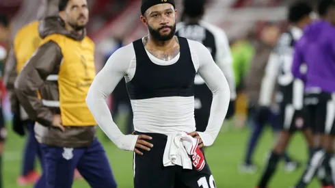 BUENOS AIRES, ARGENTINA - MAY 27: Memphis Depay of Corinthians reacts after losing a Copa CONMEBOL Sudamericana match between Huracán and Corinthians at Tomas Adolfo Duco Stadium on May 27, 2025 in Buenos Aires, Argentina. (Photo by Daniel Jayo/Getty Images)
