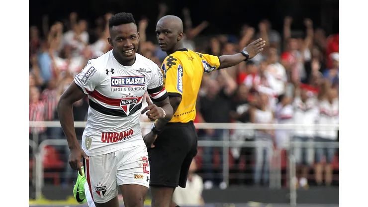 SP - Sao Paulo - 08/04/2017 - Paulista 2017 - Sao Paulo X Linense - jogador Thiago Mendes comemora o segundo gol do Sao Paulo durante partida de volta das quartas-de-finais do Campeonato Paulista no Estadio do Morumbi. Foto: Daniel Vorley/AGIF
