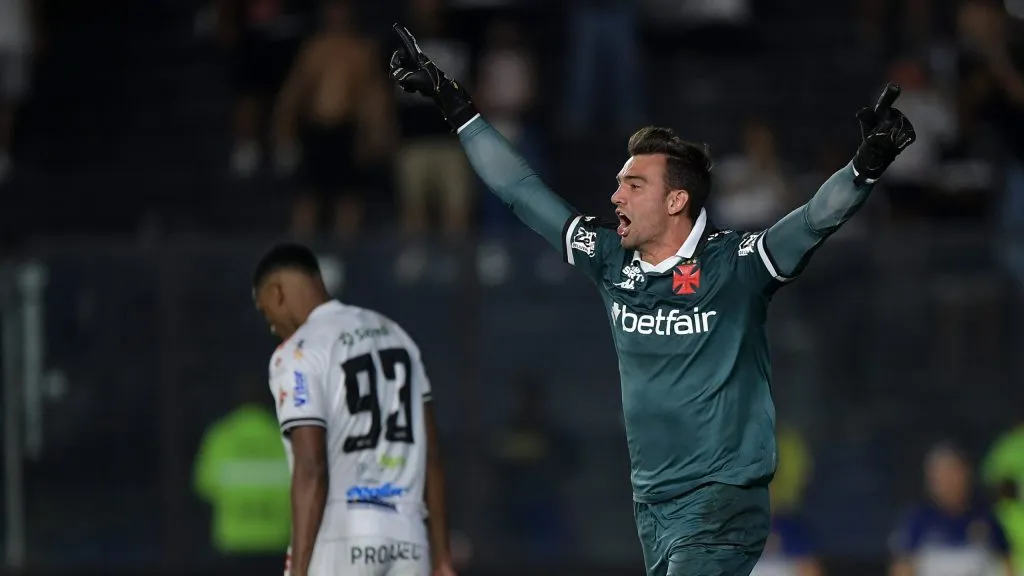 Léo Jardim, goleiro do Vasco, durante partida contra o Operário, pela Copa Betano do Brasil. Foto: Thiago Ribeiro/AGIF.