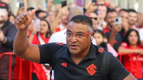 Roger durante chegada da delegação ao Beira-Rio