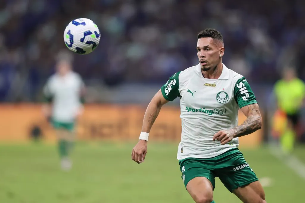 MG – BELO HORIZONTE – 01/06/2025 – BRASILEIRO A 2025, CRUZEIRO X PALMEIRAS – PAULINHO jogador do Palmeiras durante partida contra o Cruzeiro no estadio Mineirao pelo campeonato Brasileiro A 2025. Foto: Gilson Lobo/AGIF