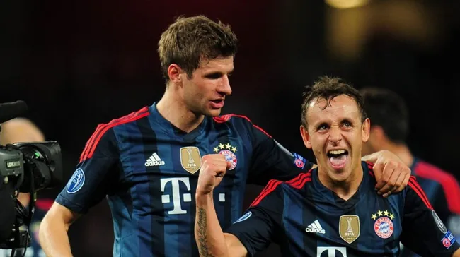 Foto: Shaun Botterill/Getty Images – Rafinha e Thomas Müller atuaram juntos no time alemão.