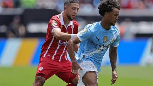 Mohamed Rayhi marcando Oscar Bobb em partida diante do Manchester City. Foto: SPP Sport Press Photo. / Alamy Stock Photo