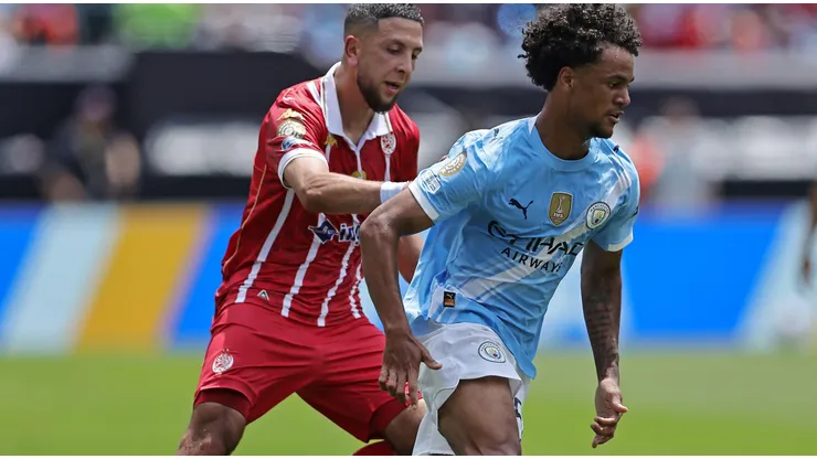 Mohamed Rayhi marcando Oscar Bobb em partida diante do Manchester City. Foto: SPP Sport Press Photo. / Alamy Stock Photo