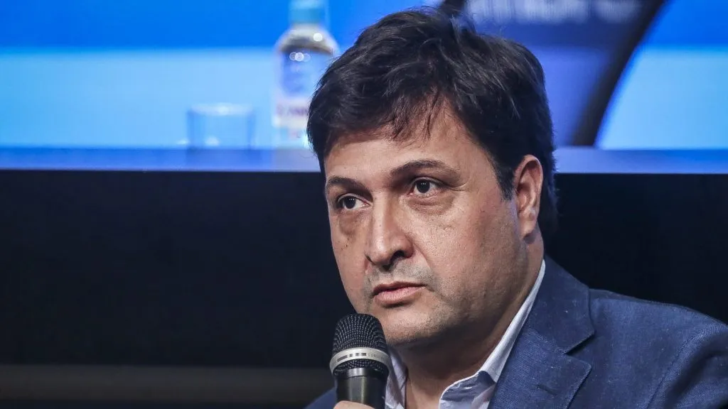 Foto: Fernando Alves/AGIF – Alberto Guerra busca acordo com Textor para fechar contratação de defensor.