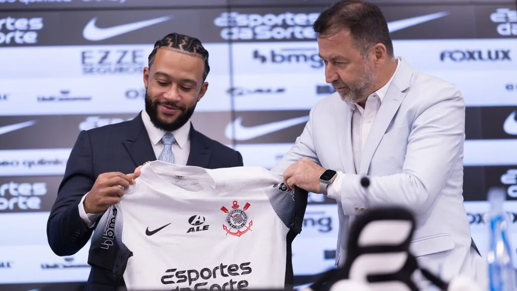 SP – SAO PAULO – 12/09/2024 – CORINTHIANS, APRESENTACAO MEMPHIS DEPAY – Augusto Melo presidente do Corinthians ao lado de Memphis Depay durante sua apresentação oficial como jogador do Corinthians em coletiva de imprensa realizada no Arena Corinthians.  Foto: Ettore Chiereguini/AGIF