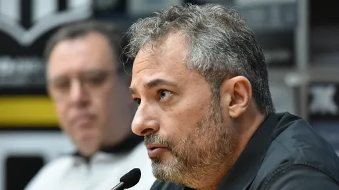 Alexandre Mattos em coletiva de imprensa na Vila Belmiro - Foto: Jota Erre/AGIF