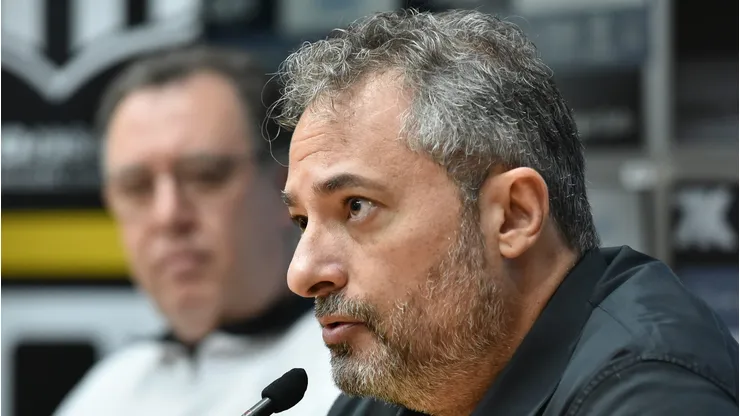 Alexandre Mattos em coletiva de imprensa na Vila Belmiro - Foto: Jota Erre/AGIF