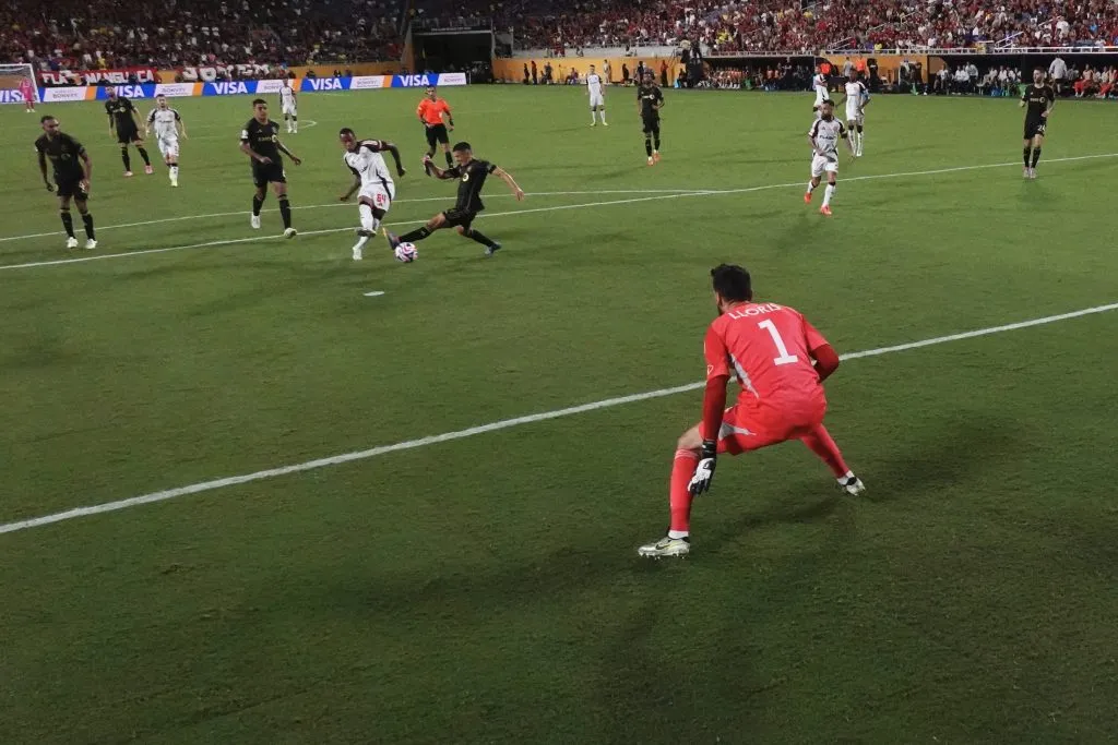 ORLANDO, FLORIDA – JUNE 24: (EDITORS NOTE: In this photo taken from a remote camera from inside the goal.) Wallace Yan #64 of CR Flamengo scores his team’s first goal past Hugo Lloris #1 of LAFC during the FIFA Club World Cup 2025 group D match between Los Angeles Football Club and CR Flamengo at Camping World Stadium on June 24, 2025 in Orlando, Florida. (Photo by Dan Mullan/Getty Images)