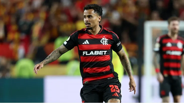 PHILADELPHIA, PENNSYLVANIA - JUNE 16: Allan #29 of CR Flamengo controls the ball during the FIFA Club World Cup 2025 group D match between CR Flamengo and Esperance de Tunis at Lincoln Financial Field on June 16, 2025 in Philadelphia, Pennsylvania. (Photo by Al Bello/Getty Images)