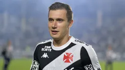 Lucas Piton, jogador do Vasco, durante partida contra o RB Bragantino, pelo Brasileirão Betano. Foto: Thiago Ribeiro/AGIF.