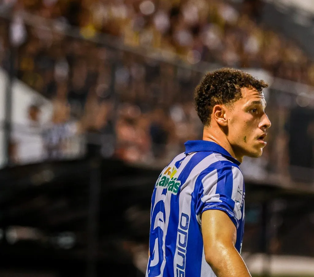 Enzo, de 22 anos, é um dos destaques do CSA de Alagoas. Foto: Alexandre Lago/AGIF