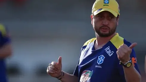 Arthur Elias comandando treino na França. Foto: Lívia Villas Boas/CBF