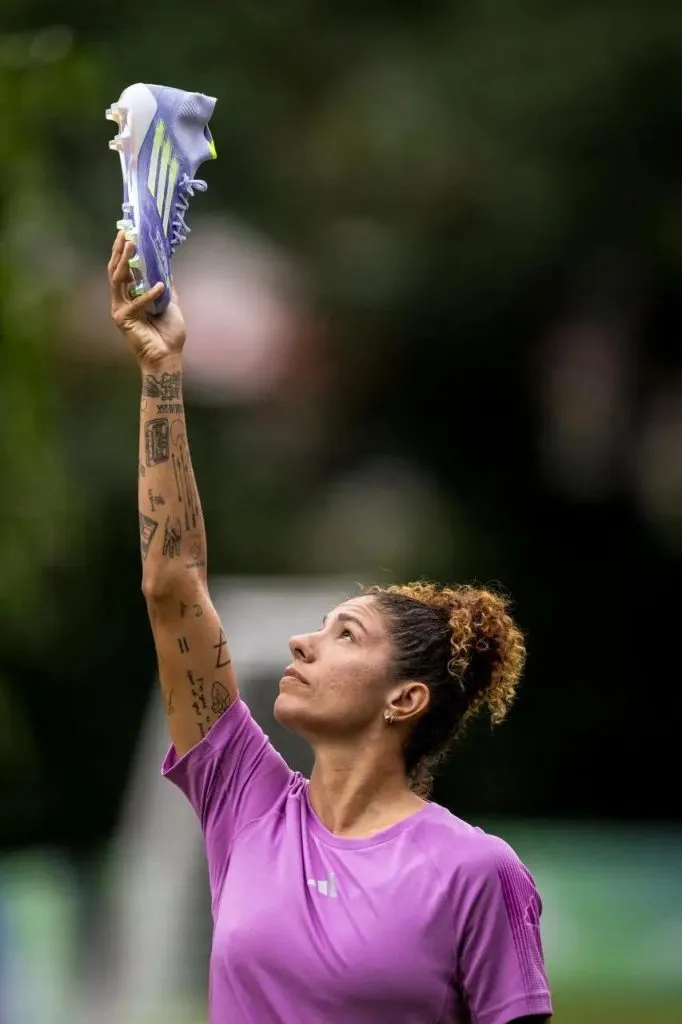 Jogadora Cristiane, durante campanha da chuteira Adidas F50 Sparkfusion para futebol feminino.&nbsp;Foto: Adidas/Divulgação