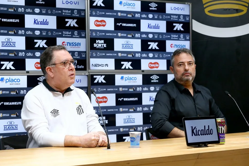 SP – SANTOS – 25/06/2025 – SANTOS, APRESENTACAO – O presidente Marcelo Teixeira ao lado de Alexandre Mattos durante sua apresentacao oficial  em coletiva de imprensa realizada no Vila Belmiro. Foto: Mauricio De Souza/AGIF