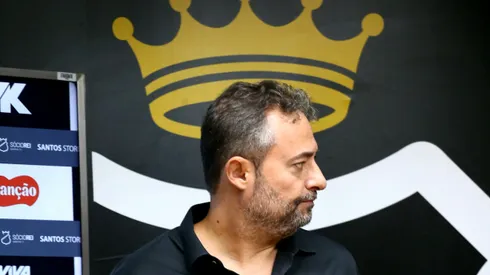 SP - SANTOS - 25/06/2025 - SANTOS, APRESENTACAO - Executivo de futebol Alexandre Mattos durante sua apresentacao oficial em coletiva de imprensa realizada no Vila Belmiro. Foto: Mauricio De Souza/AGIF