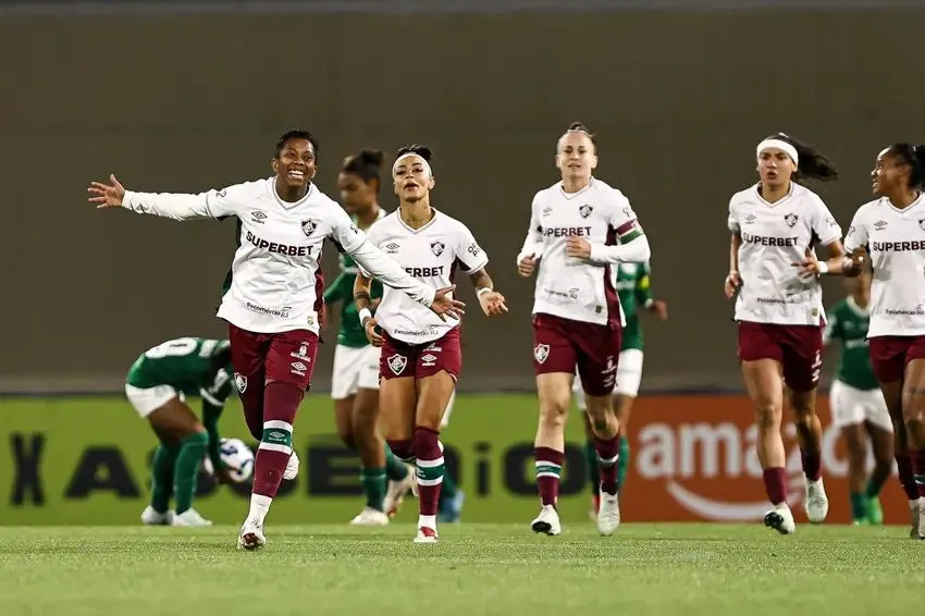 Lelê marcou o primeiro gol do Fluminense feminino no jogo. Tainá Maranhão marcou golaço pelo Palmeiras. Foto: Staff Images Woman/CBF